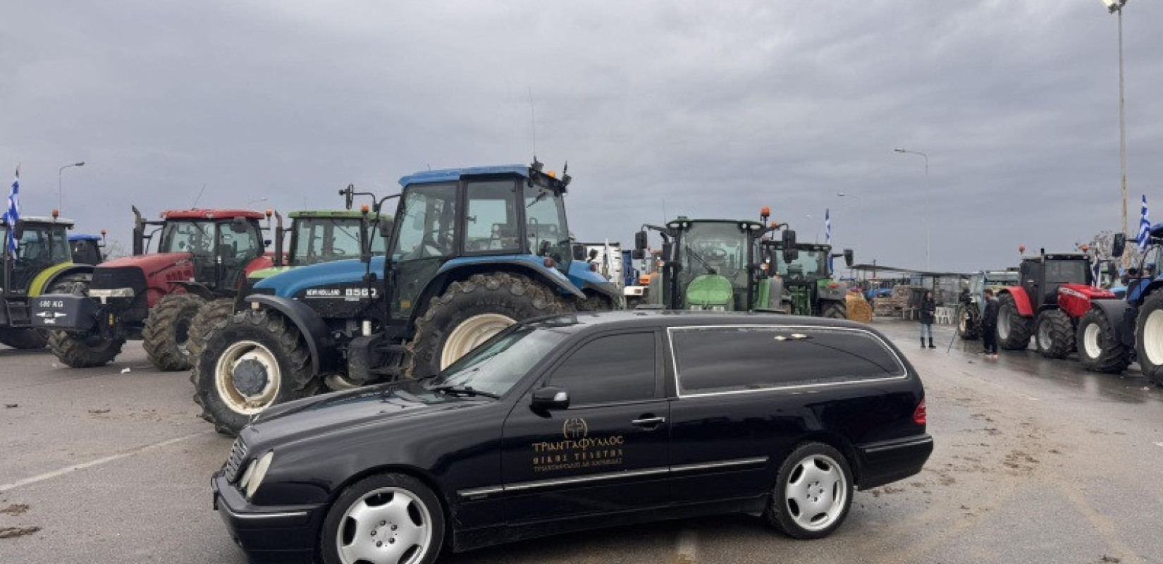 Θεσσαλονίκη: Ενισχύουν το μπλόκο τους οι αγρότες- Στο πλευρό τους οι ιδιοκτήτες γραφείων τελετών και οι ψαράδες