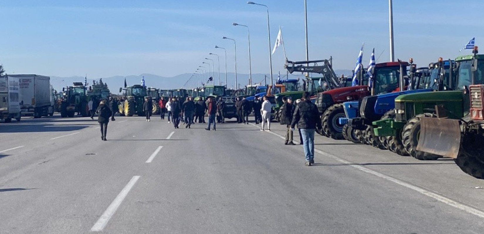 Σκληραίνουν τη στάση τους οι αγρότες: Κλείνουν επ' αόριστον το ρεύμα προς Αθήνα στην ΠΑΘΕ - Πού θα γίνονται και δίωροι αποκλεισμοί (βίντεο)