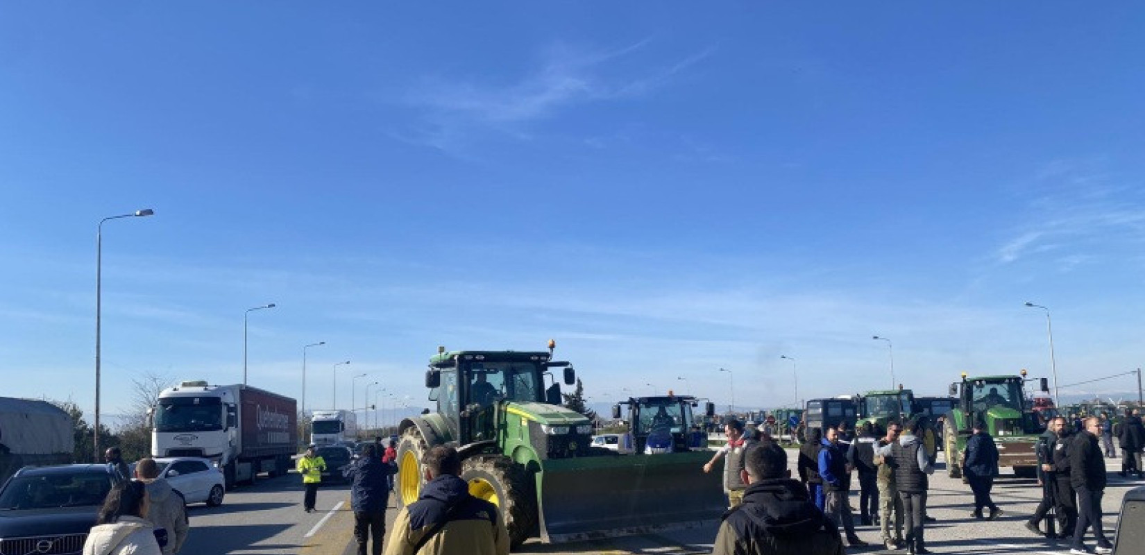Κλιμακώνονται οι αγροτικές κινητοποιήσεις: Μπλόκα σε Λάρισα, Θεσσαλονίκη και Καρδίτσα - Σκληραίνει η σύγκρουση με την κυβέρνηση