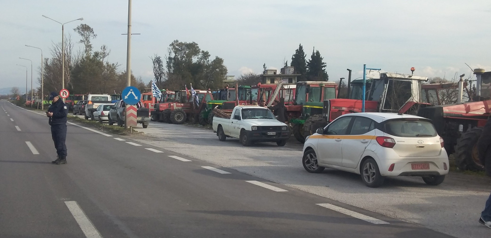 Αγρότες έκλεισαν την παλαιά εθνική Θεσσαλονίκης-Έδεσσας - Κλειστά τα τελωνεία Προμαχώνα και Ευζώνων