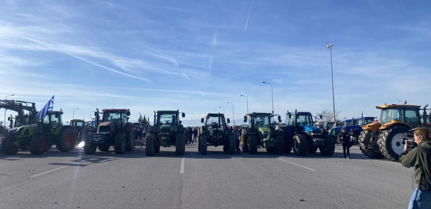 Θεσσαλονίκη: Έκλεισαν και πάλι το ρεύμα προς την πόλη οι αγρότες στα διόδια των Μαλγάρων