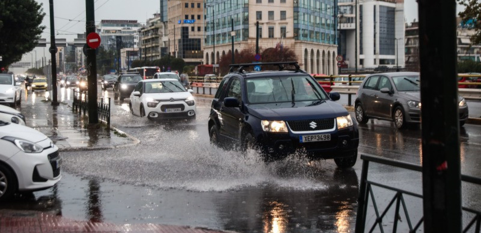 Χάος στο οδικό δίκτυο της Αττικής: Πλημμυρισμένοι δρόμοι και διακοπές κυκλοφορίας - Δώδεκα απεγκλωβισμοί πολιτών