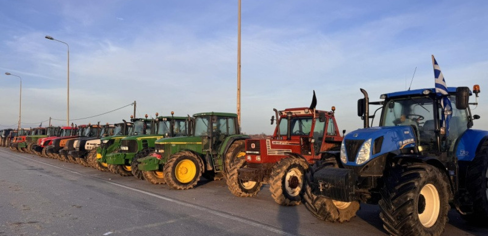 Θεσσαλονίκη: Στα μπλόκα πέρασαν τη νύχτα οι αγρότες - Αποκλεισμένη για δεύτερη ημέρα η Εθνική Οδός