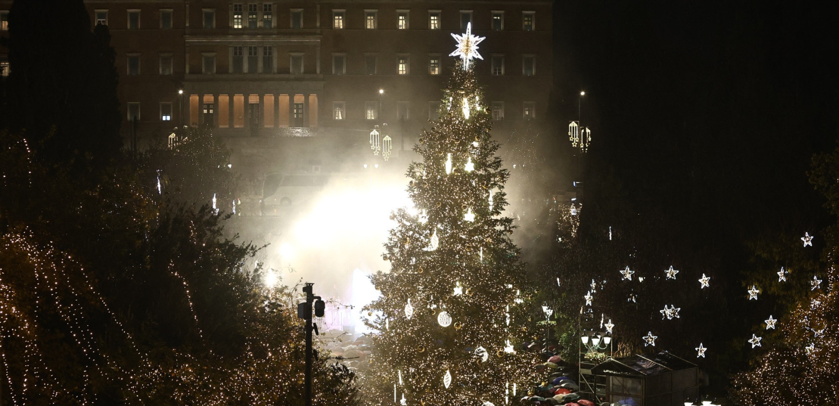 Αττική: Φωταγωγήθηκε υπό βροχή το χριστουγεννιάτικο δέντρο στο Σύνταγμα