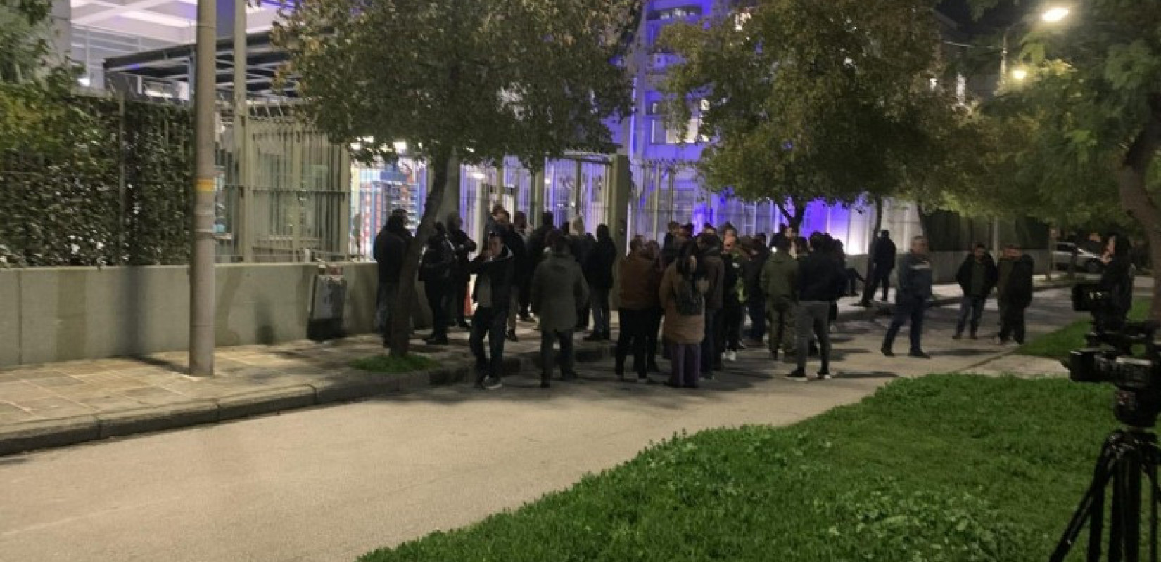 Λάρισα: Αγρότες διαμαρτύρονται έξω από την Αστυνομική Διεύθυνση για τις συλλήψεις συναδέλφων τους από το μπλόκο της Νίκαιας