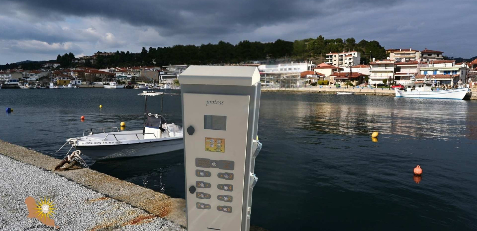 Δήμος Κασσάνδρας: Τοποθετήθηκαν οκτώ νέα pillars στο Αλιευτικό Καταφύγιο της Νέας Σκιώνης