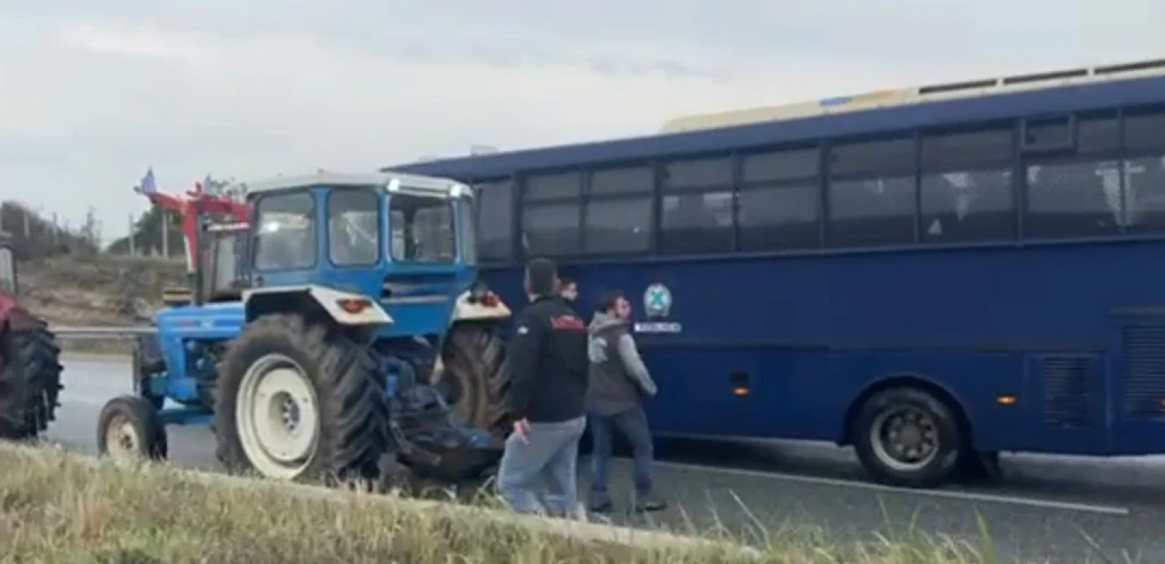 Σέρρες: ΕΔΕ από την ΕΛΑΣ για κλούβα που εμβόλισε το μπλόκο αγροτών - Δείτε βίντεο