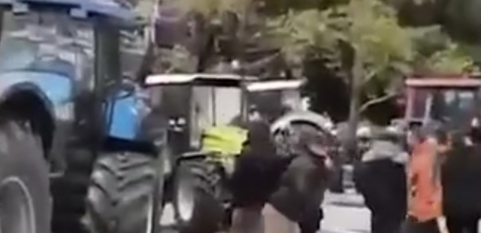 Θεσσαλονίκη - «Πάτα τον»: Η στιγμή που τρακτέρ κάνει όπισθεν με ταχύτητα προς τα ΜΑΤ - Δείτε βίντεο