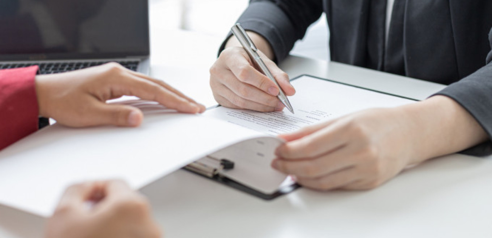 ΕΛΣΤΑΤ: Σχεδόν αμετάβλητο το χάσμα αμοιβών ανδρών - γυναικών τα έτη 2022 έως και 2024