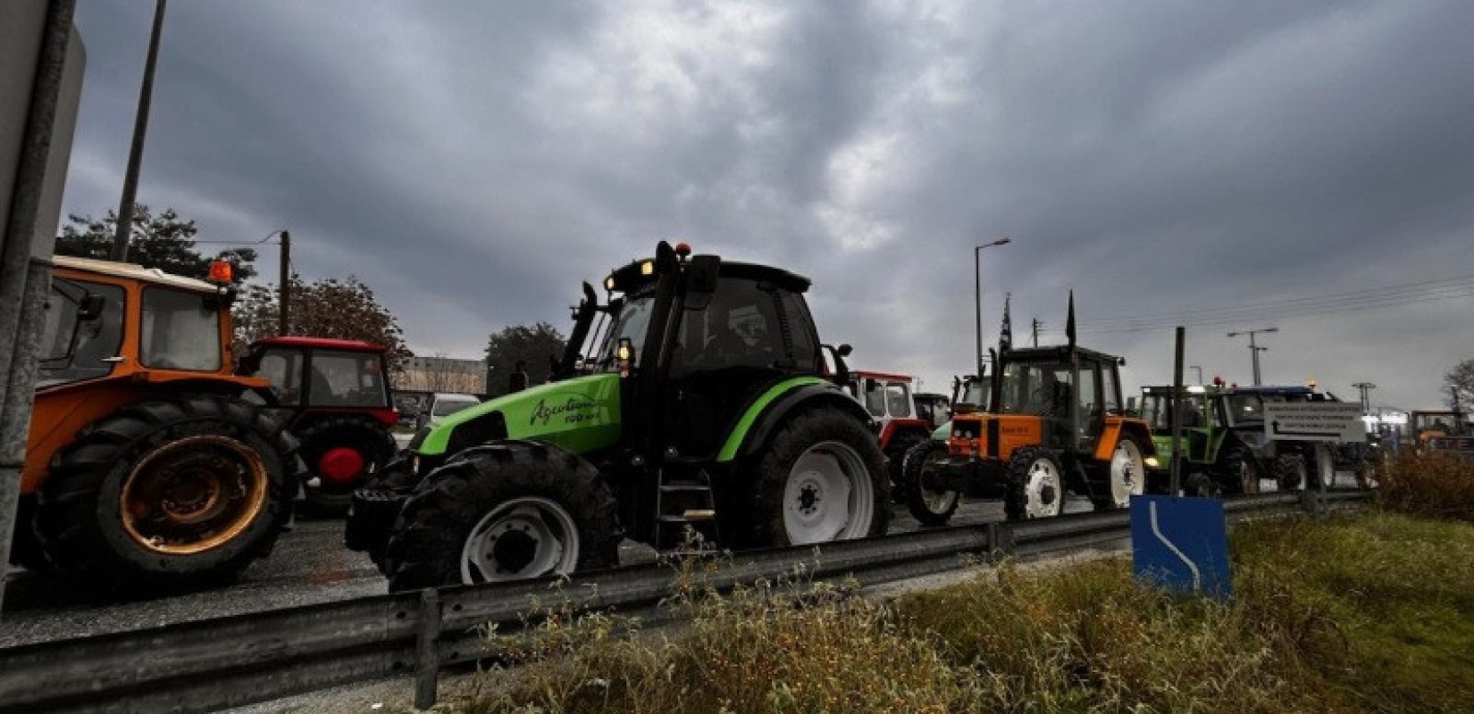 Σέρρες: Αγρότες έσπασαν το μπλόκο της Αστυνομίας στη διασταύρωση Σιδηροκάστρου - Κινούνται προς τον Προμαχώνα (βίντεο)