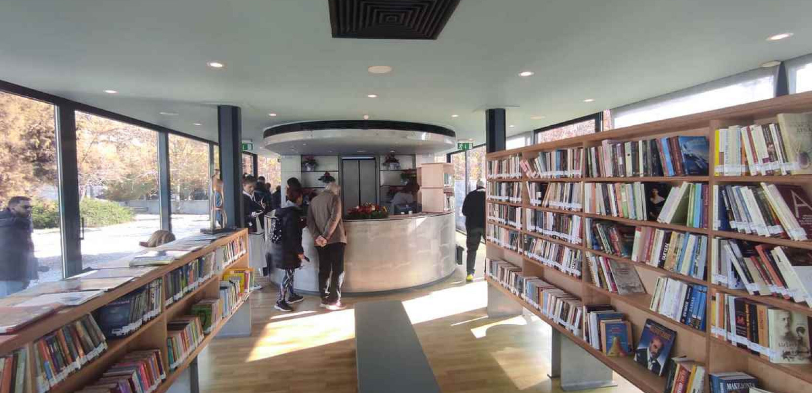 Θεσσαλονίκη: «Talk of the town» η γυάλινη ανταλλακτική βιβλιοθήκη στη Νέα Παραλία