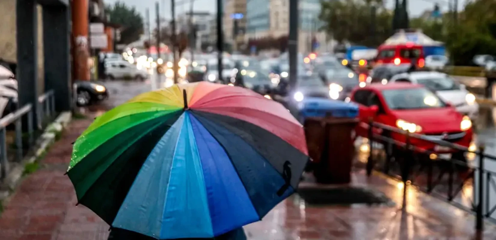 Άστατος και σήμερα ο καιρός: Επιμένουν οι ισχυρές βροχές και καταιγίδες - Πότε θα υποχωρήσουν τα έντονα φαινόμενα