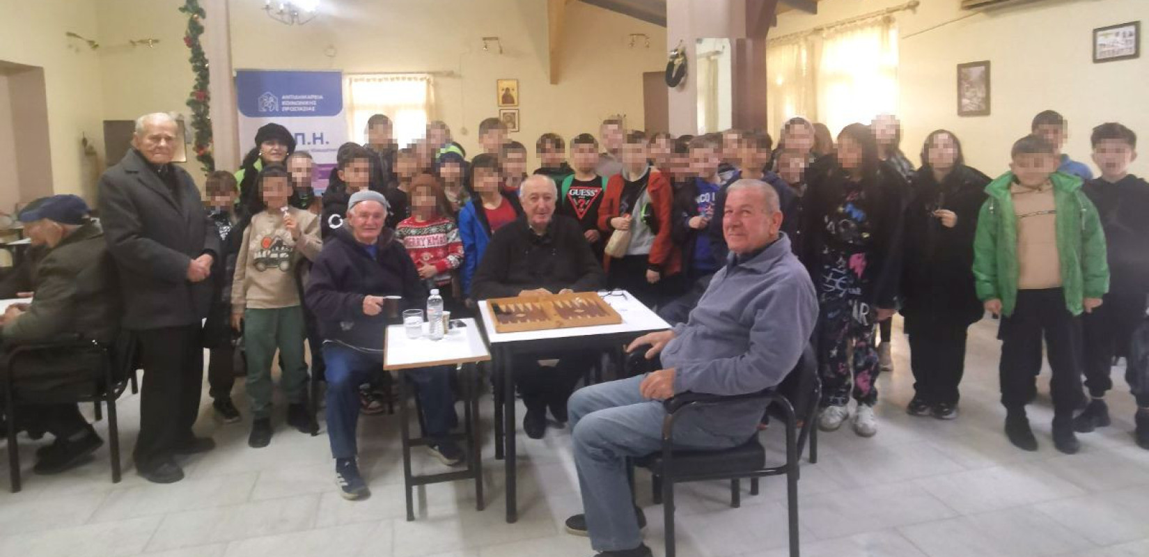 Κατερίνη: Παιδιά δημοτικού «φέρνουν το πνεύμα των Χριστουγέννων» στο ΚΑΠΗ