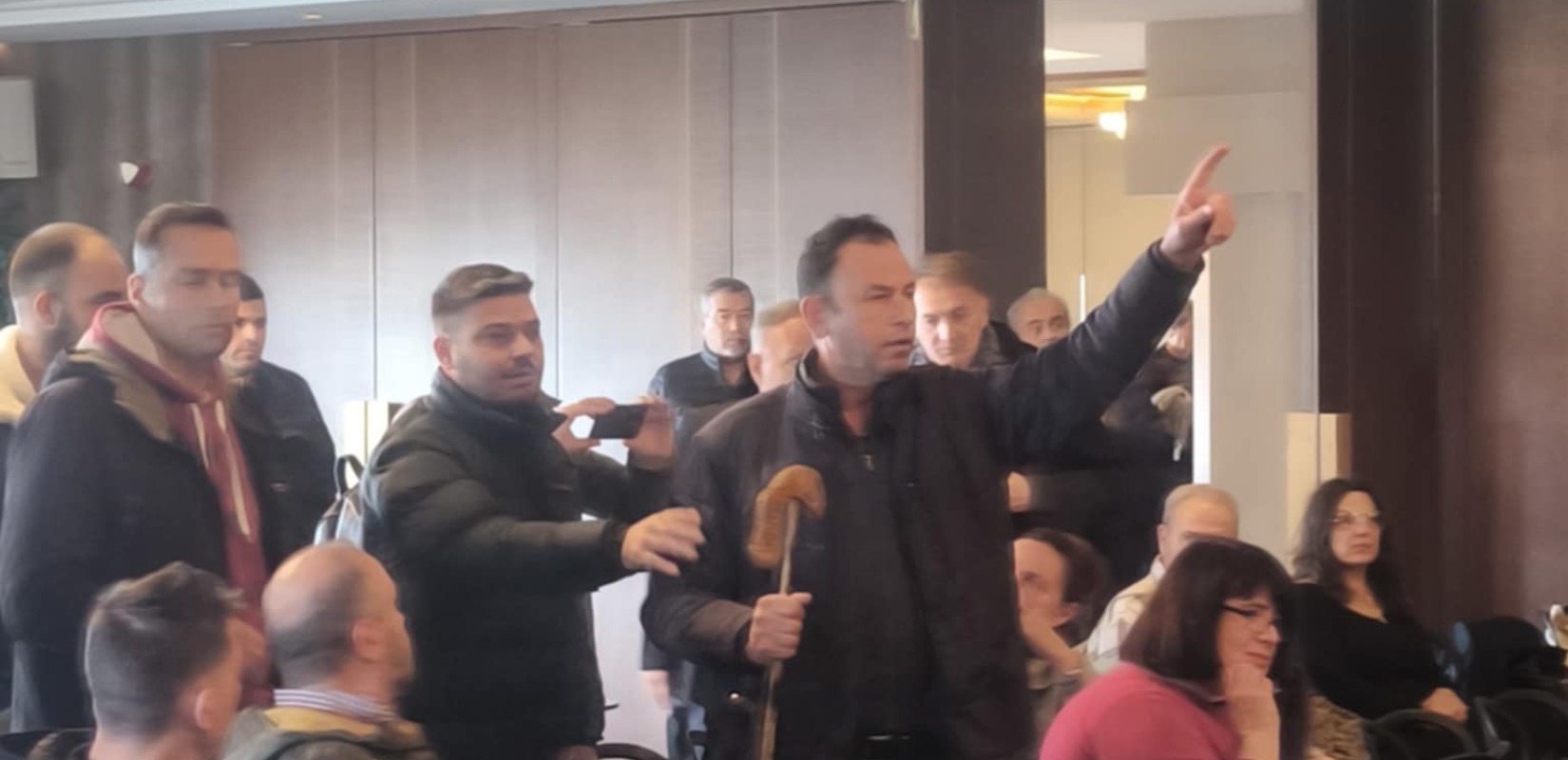 Θεσσαλονίκη: «Εισβολή» αγροτών στη γενική συνέλευση των δημάρχων της Κεντρικής Μακεδονίας -  «Μιλήστε για μας, στηρίξτε μας»