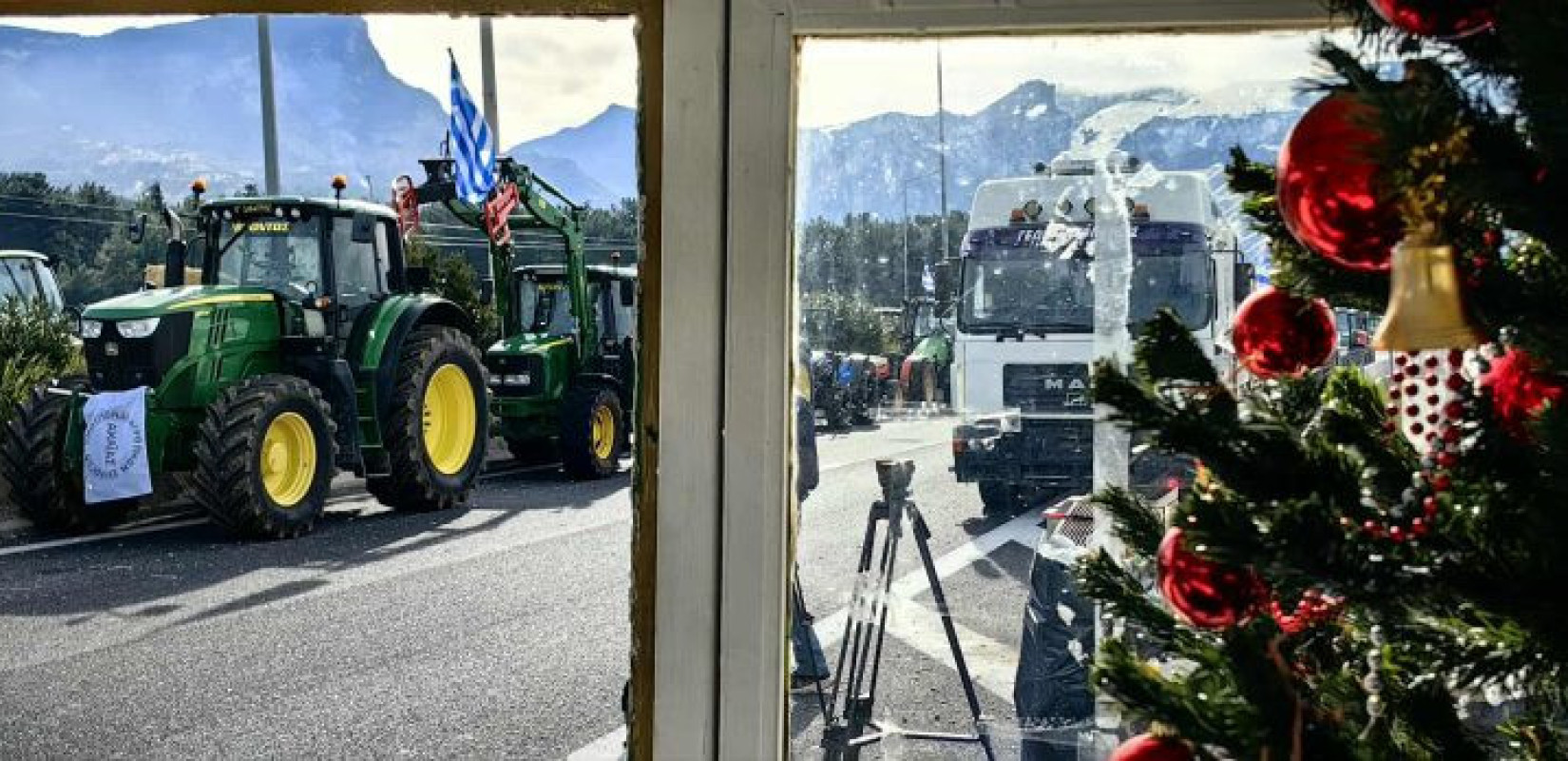 Αχαΐα: Αγρότες στόλισαν χριστουγεννιάτικο δέντρο στο μπλόκο - «Θα κάνουμε γιορτές στους δρόμους»