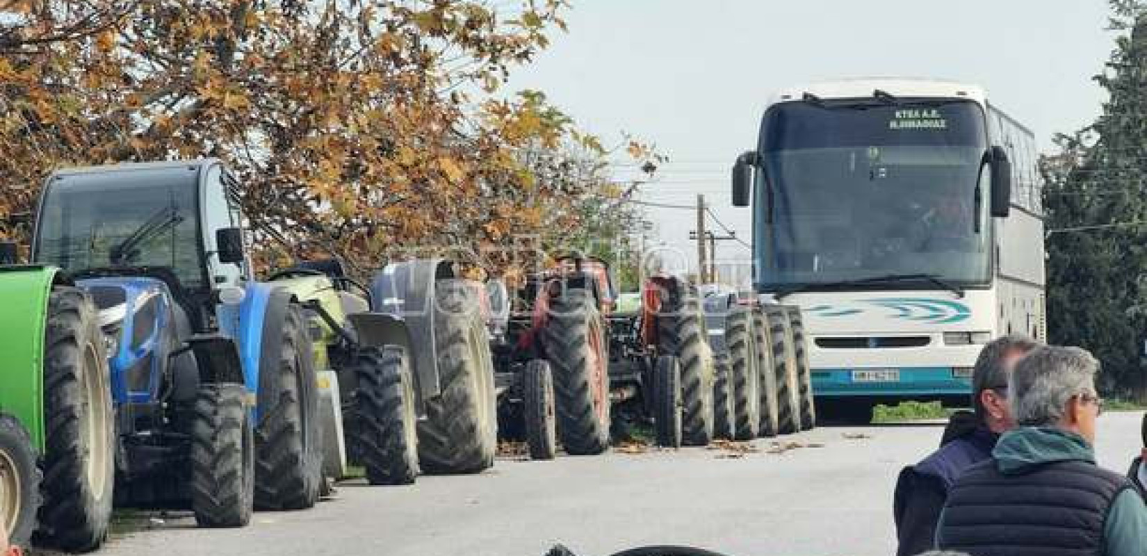 Ημαθία: Ταξί, αστικά, ΚΤΕΛ και φορτηγά έκλεισαν μαζί με τρακτέρ τον κόμβο της Κουλούρας