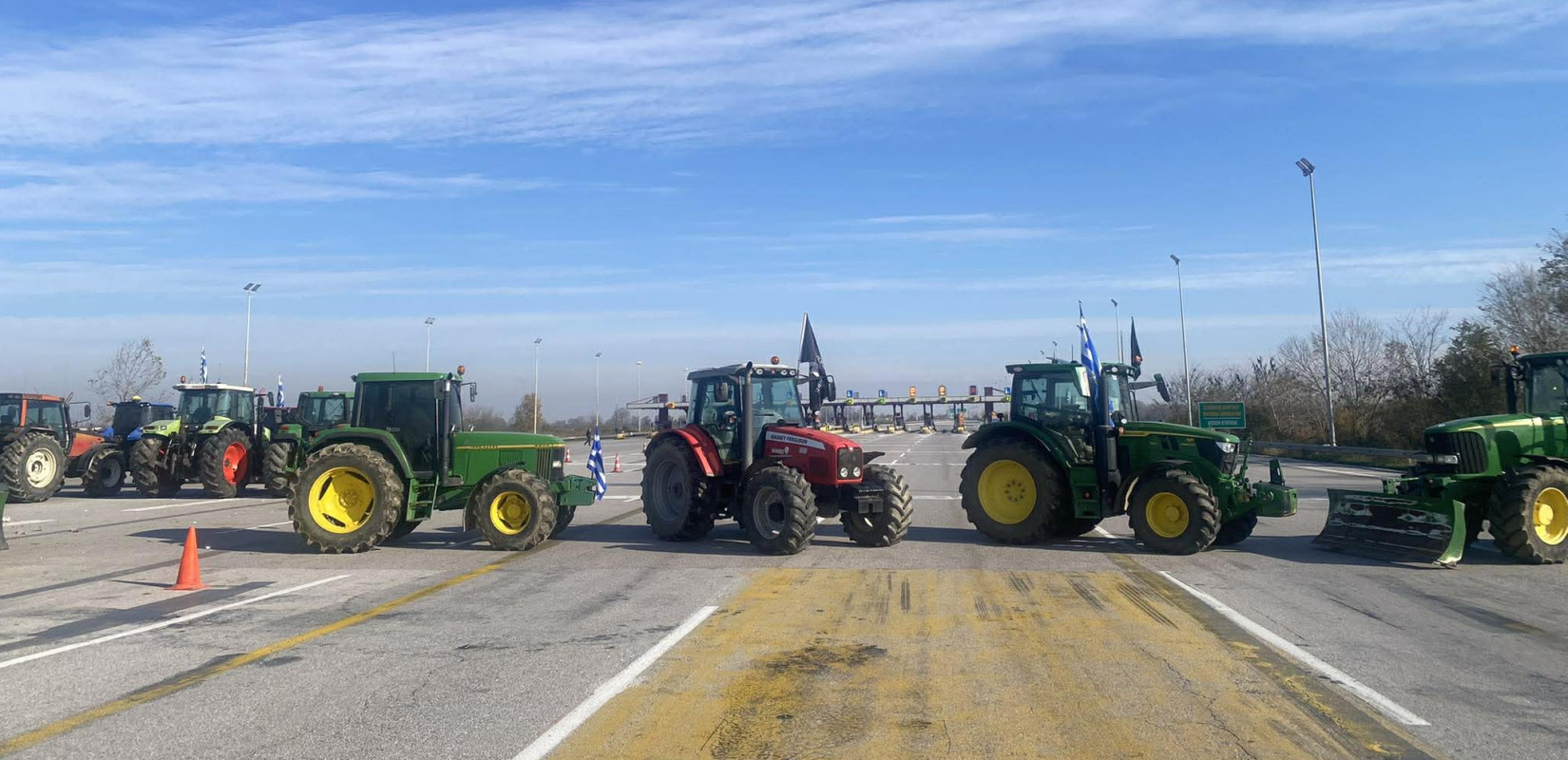 Πρωτοχρονιά στα μπλόκα: Αποφασισμένοι οι αγρότες