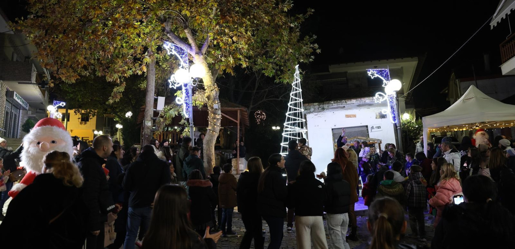 Δήμος Ωραιοκάστρου: Φωταγωγήθηκαν τα χριστουγεννιάτικα δέντρα σε Μεσαίο, Λητή και Μονόλοφο