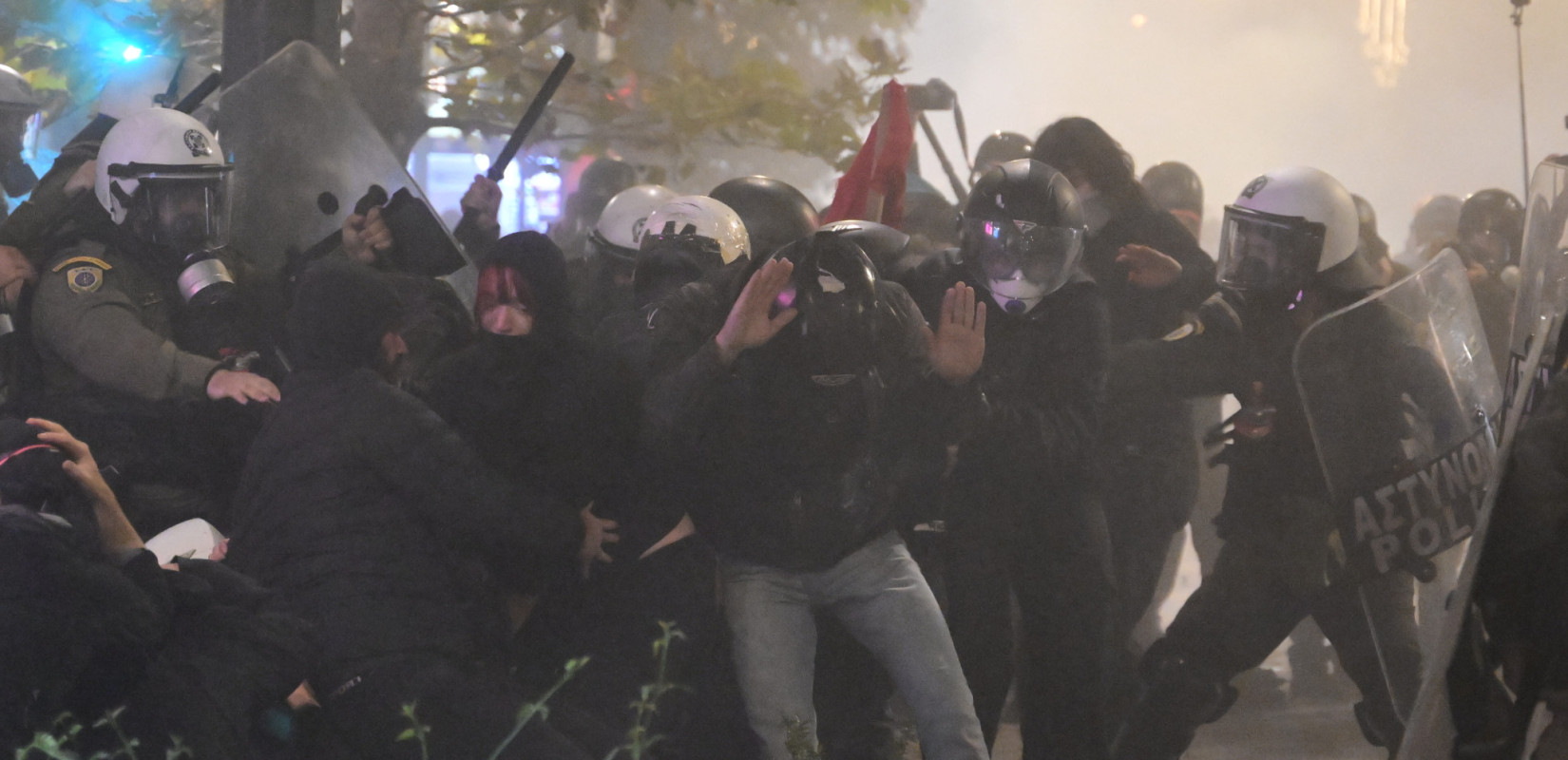 Επεισόδια στην πορεία για τον Α. Γρηγορόπουλο στην Αθήνα - Χρήση χημικών από αστυνομικούς