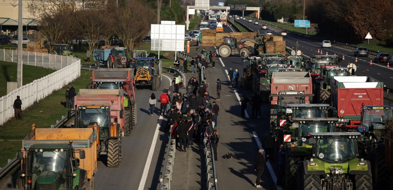 Στους δρόμους και οι αγρότες της Γαλλίας – Επεισόδια και βίαιες διαδηλώσεις (βίντεο)