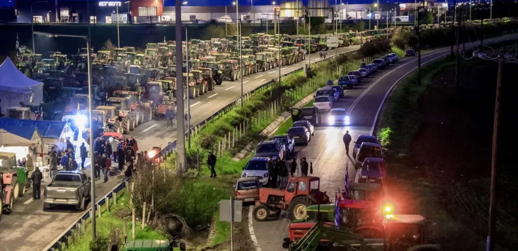 Αγρότες: Συνέχιση των κινητοποιήσεων αποφάσισε η συνέλευση στην Νίκαια - Ζεσταίνουν μηχανές για τον αποκλεισμό του λιμανιού του Βόλου