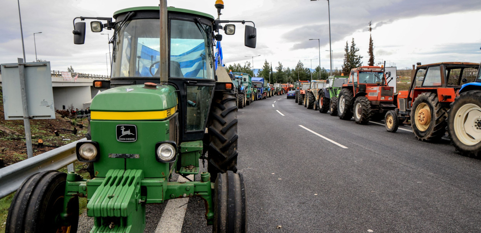 Αγροτικές κινητοποιήσεις: Τρακτέρ σε μπλόκα και αποκλεισμοί δρόμων ενόψει της συνάντησης με τον πρωθυπουργό
