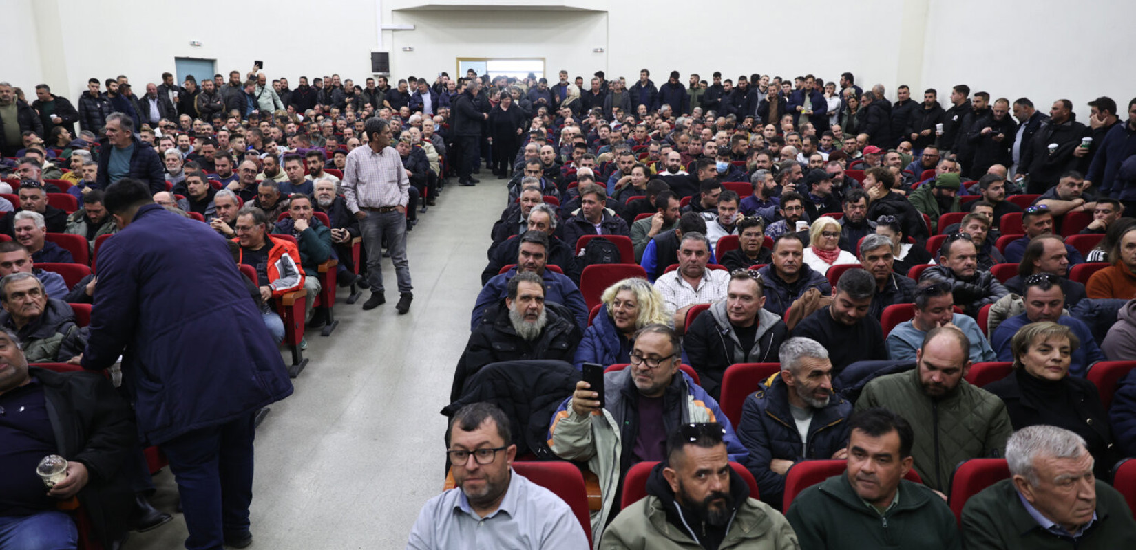 Λάρισα: Στο κατάμεστο Πολιτιστικό Κέντρο Νίκαιας ξεκίνησε η πανελλαδική σύσκεψη των αγροτών – Δείτε βίντεο και εικόνες
