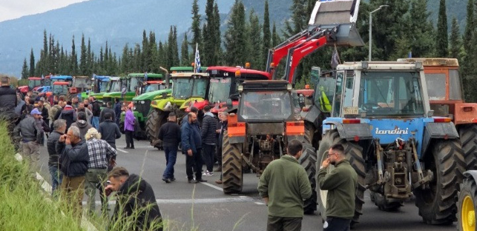 Θεσσαλία: Οι αγρότες ενισχύουν το μπλόκο της Νίκαιας - Παραμένει κλειστή η εθνική οδός Αθηνών - Θεσσαλονίκης