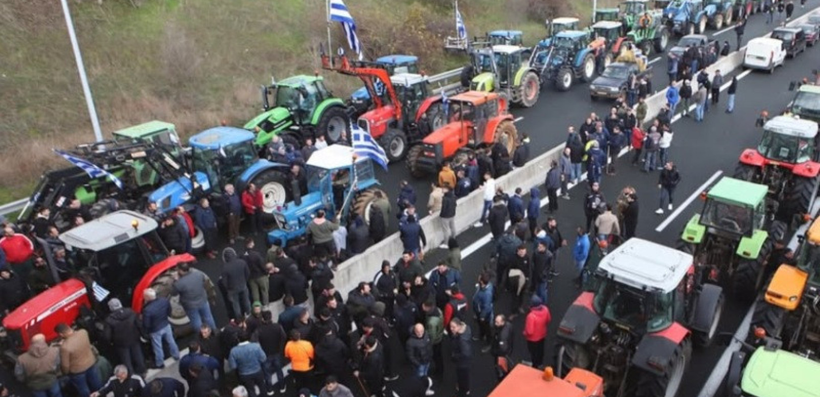 Αγροτικά μπλόκα: Η κυβέρνηση καλεί σε συντεταγμένο διάλογο με συγκεκριμένους εκπροσώπους και αιτήματα