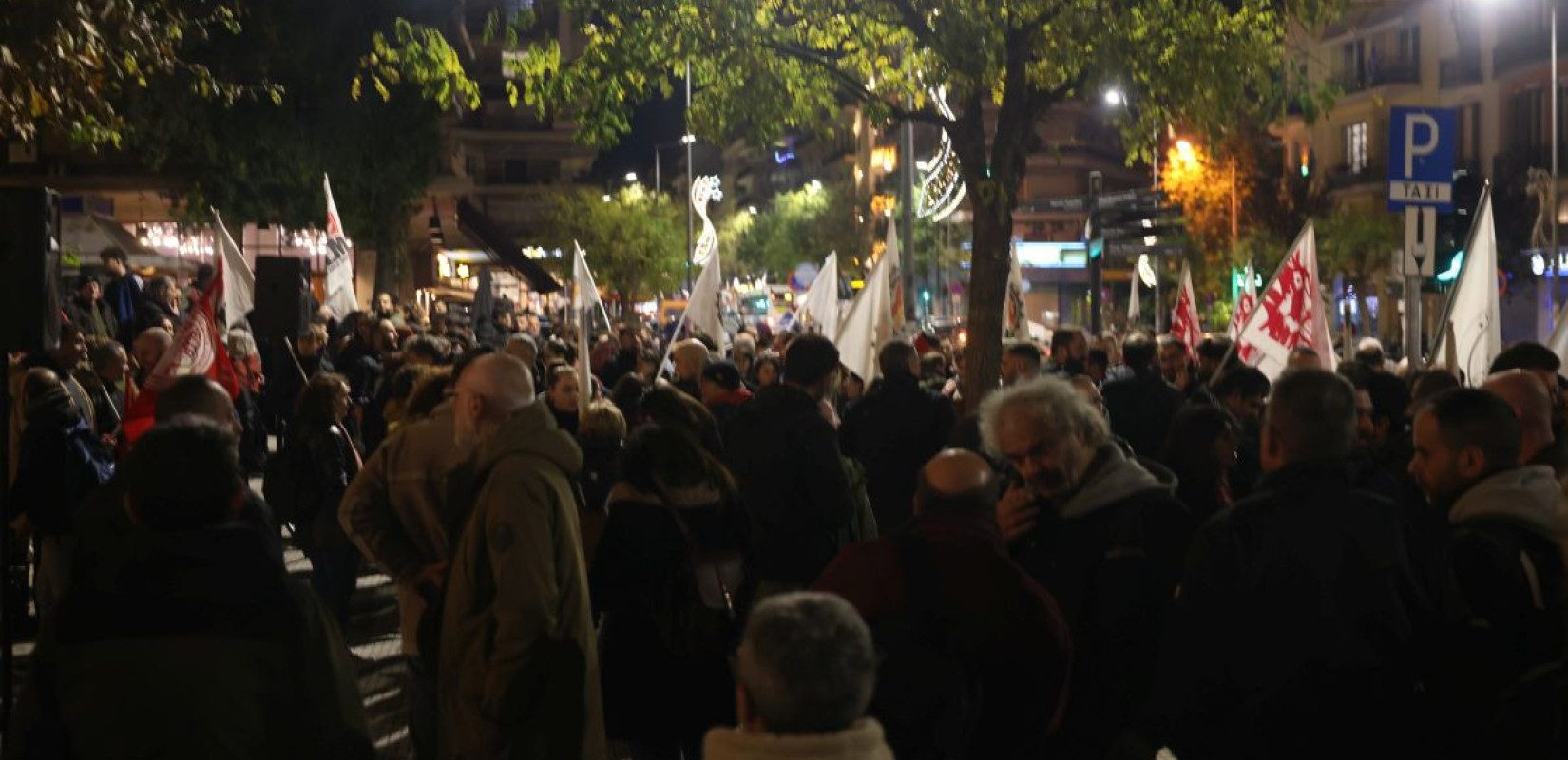 Θεσσαλονίκη: Κινητοποίηση εργαζομένων έξω από το ΥΜΑΘ σε ένδειξη αλληλεγγύης στους αγρότες