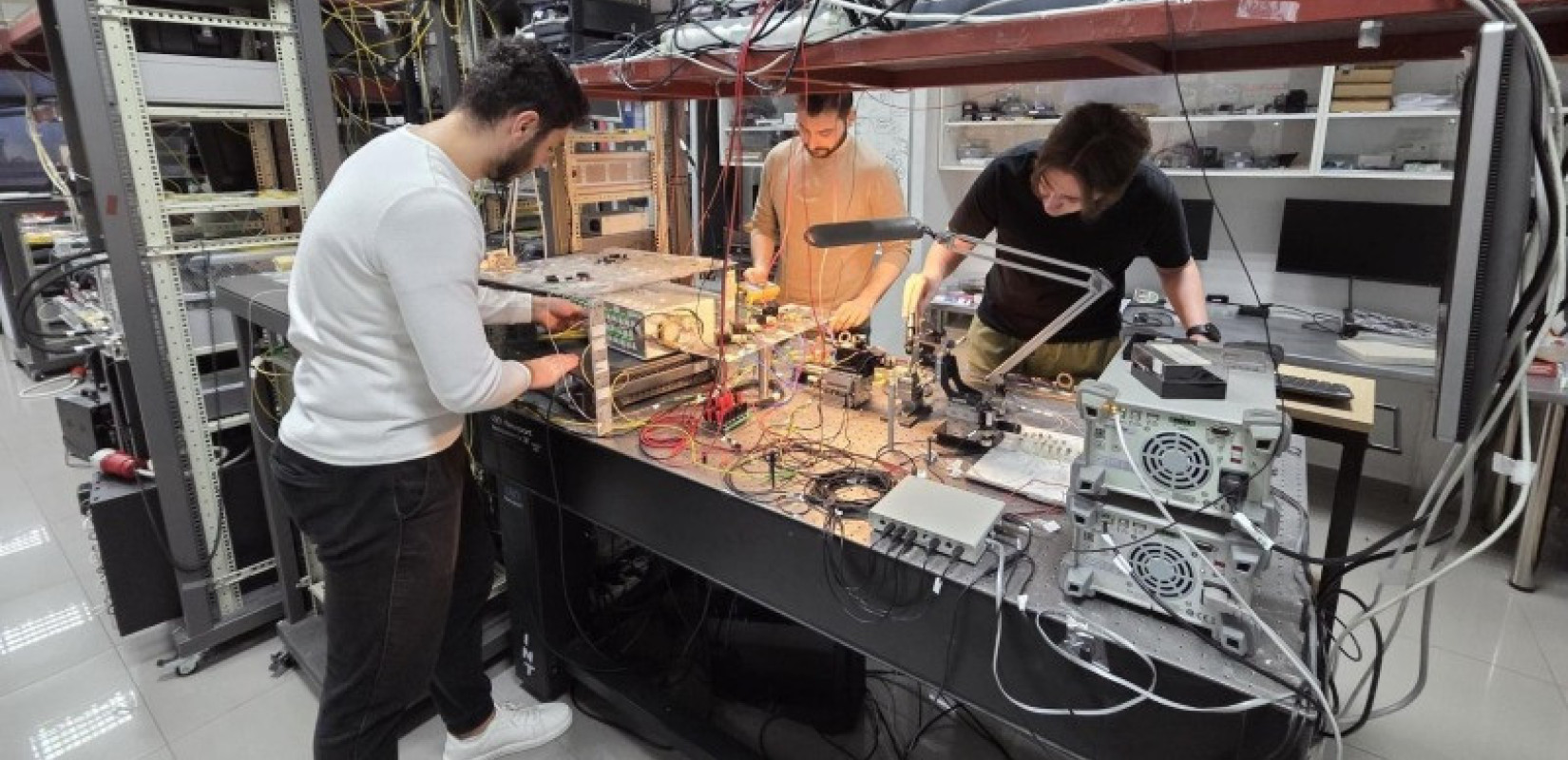 Ο ταχύτερος φωτονικός AI επεξεργαστής στον κόσμο φέρει τη σφραγίδα του ΑΠΘ