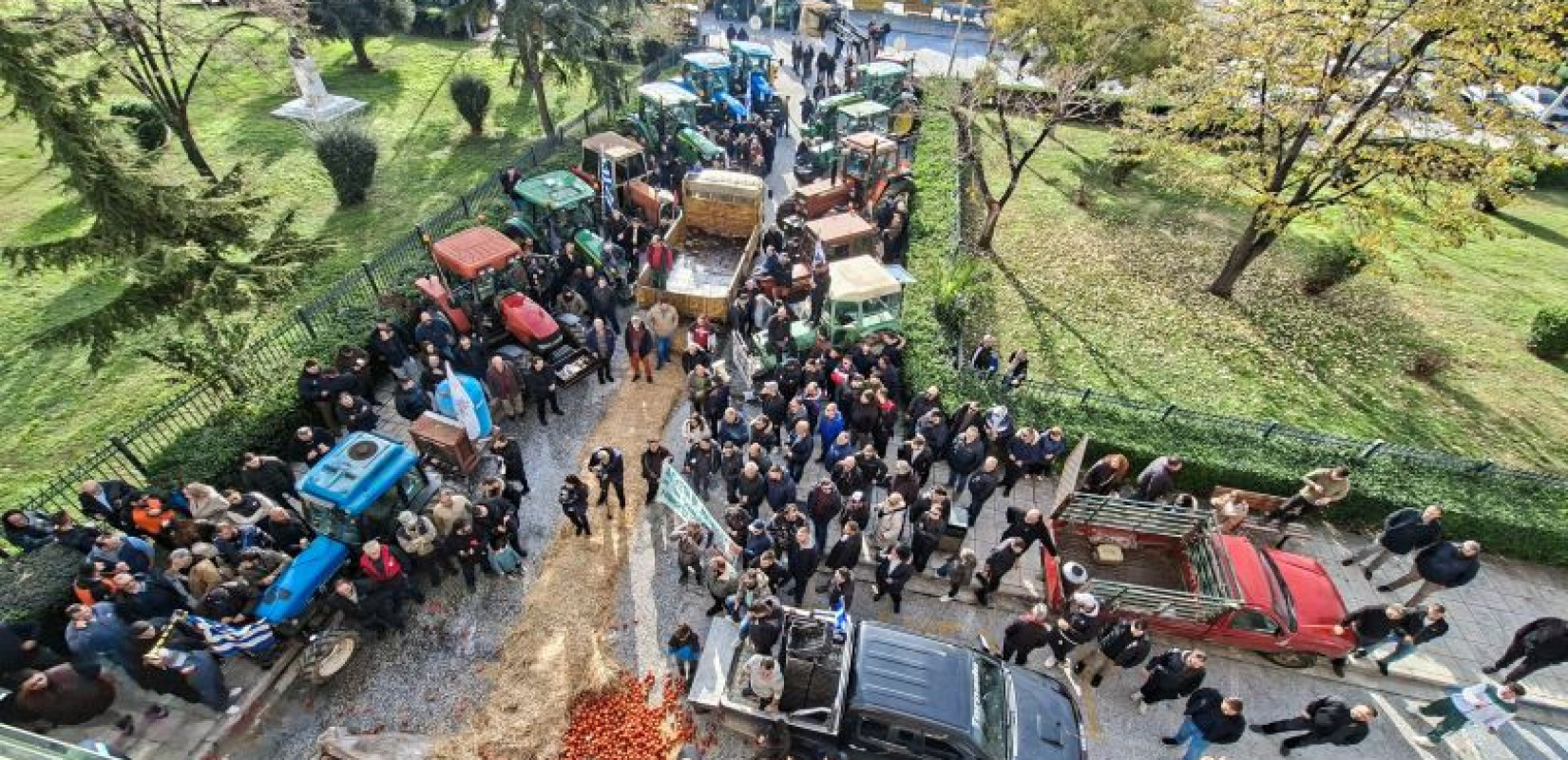 Ένταση με αγρότες στην Καβάλα: Πέταξαν άχυρα, σταφύλια και γάλα έξω από την Αντιπεριφέρεια (βίντεο)