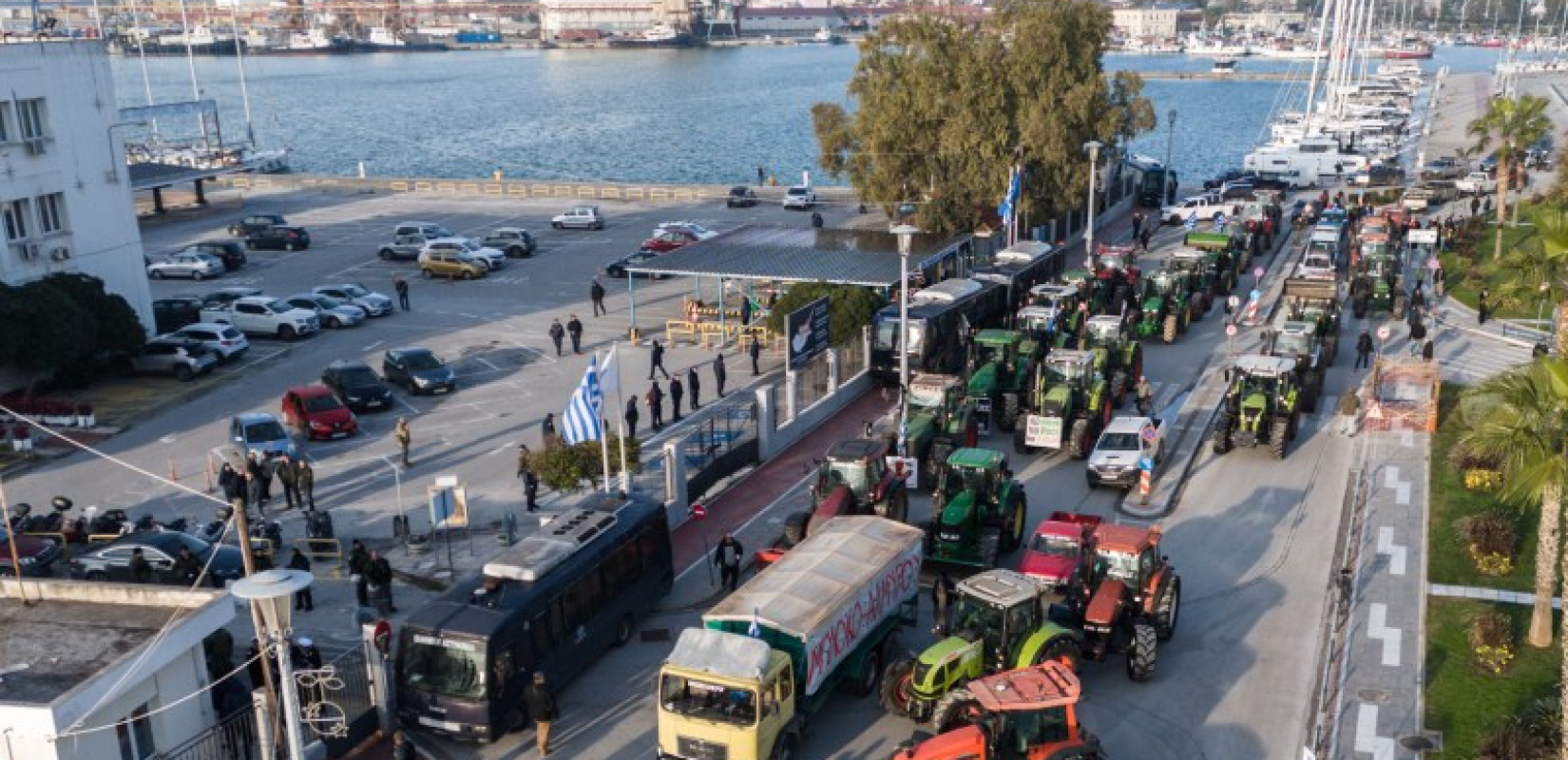 Στο λιμάνι του Βόλου αγρότες και αλιείς: Μπλόκο από στεριά και θάλασσα - Ισχυρή αστυνομική παρουσία (βίντεο)