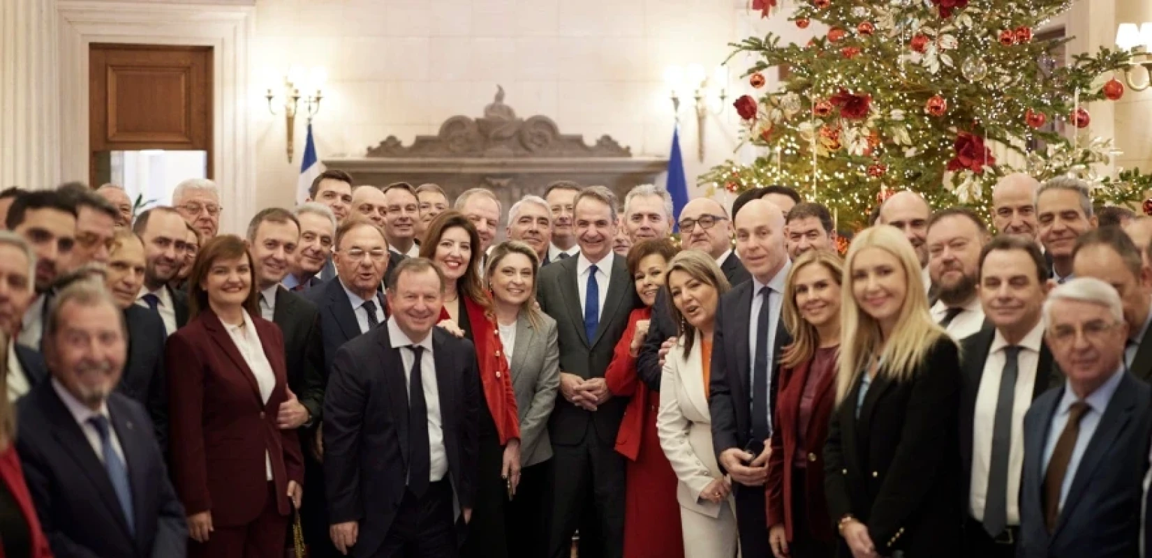 Στο Μαξίμου οι βουλευτές της ΝΔ μετά από κάλεσμα Μητσοτάκη – Οι ευχές, οι συζητήσεις και το ασημένιο γούρι