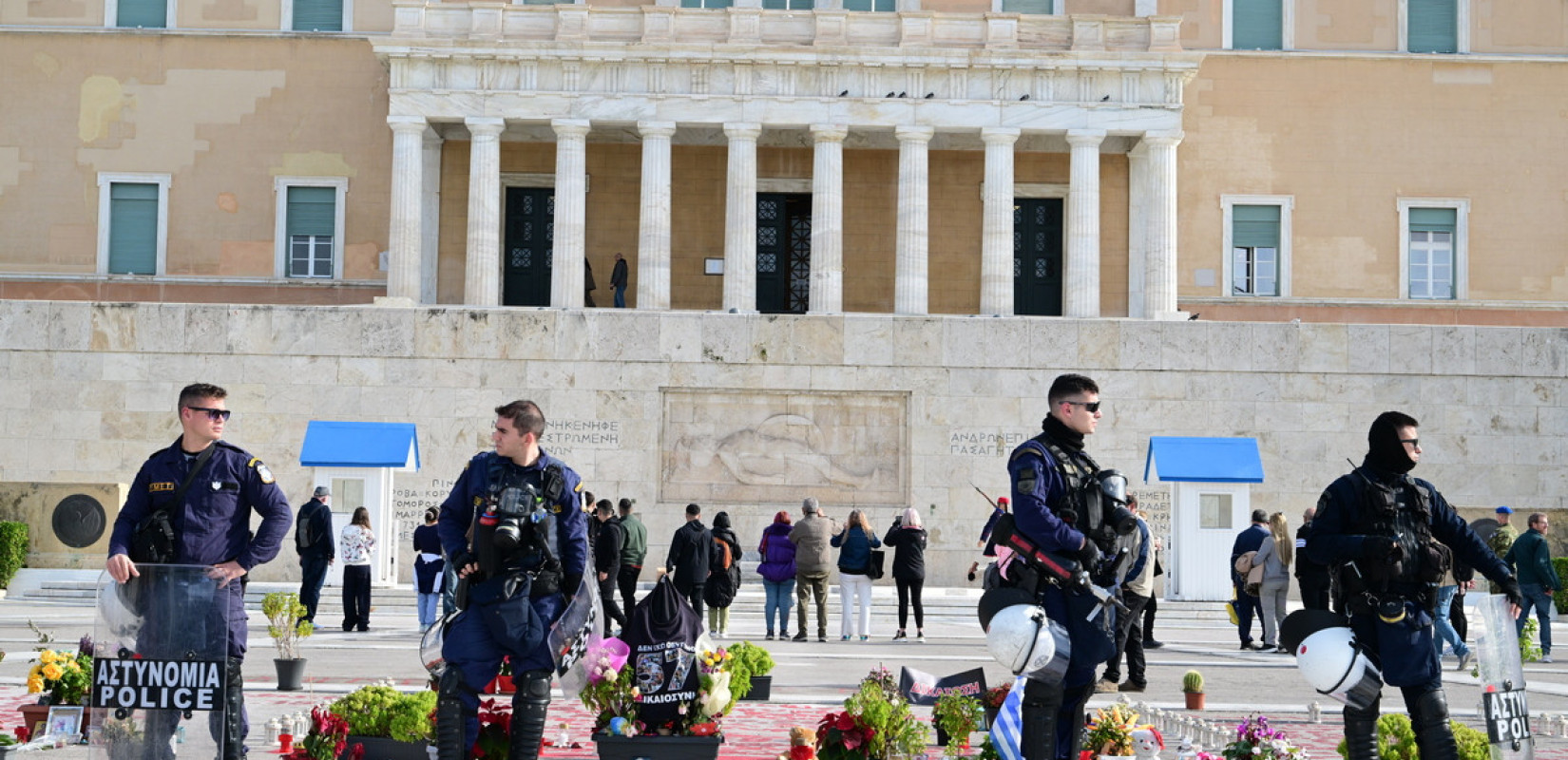 Συγκέντρωση αιρετών της αυτοδιοίκησης έξω από τη Βουλή για τα οικονομικά των δήμων