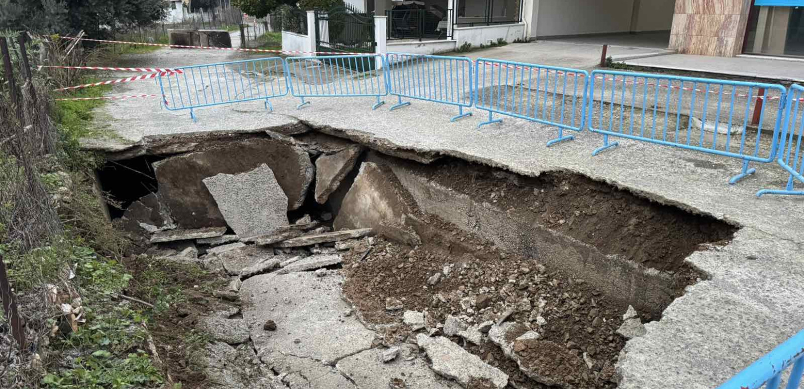 Γιαννιτσά: Κατέρρευσε πλακοσκεπή χειμάρρου και άνοιξε τρύπα δέκα μέτρων