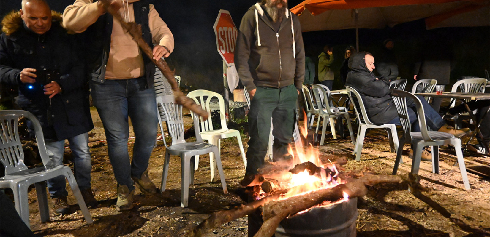 Το εορταστικό τραπέζι των αγροτών στα μπλόκα - Ανοιχτοί οι δρόμοι μέχρι την Παρασκευή