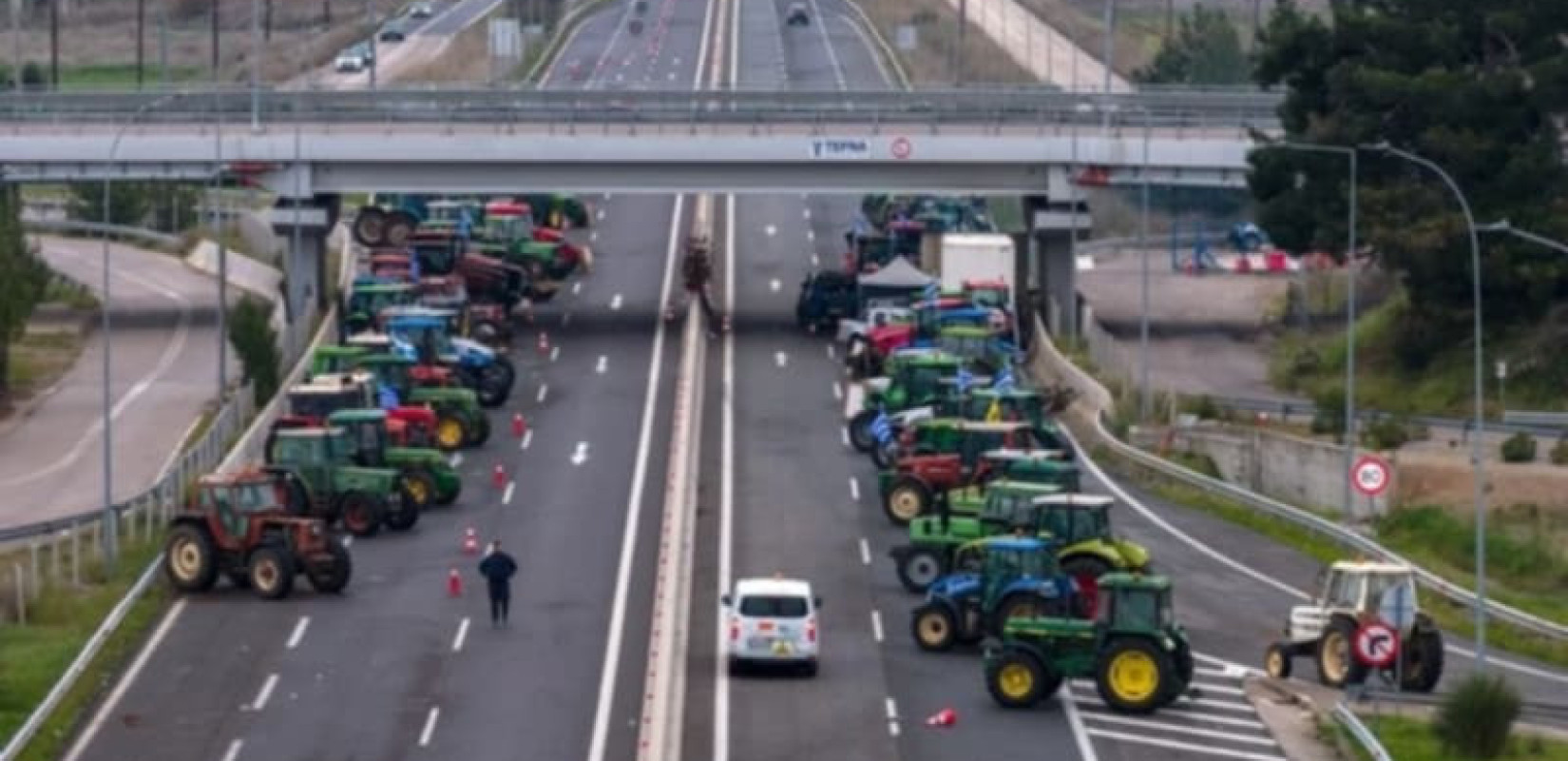 Μπλόκα αγροτών στις εθνικές οδούς: Σε ισχύ κυκλοφοριακές αλλαγές – Η έκκληση της ΕΛ.ΑΣ. προς τους εκδρομείς