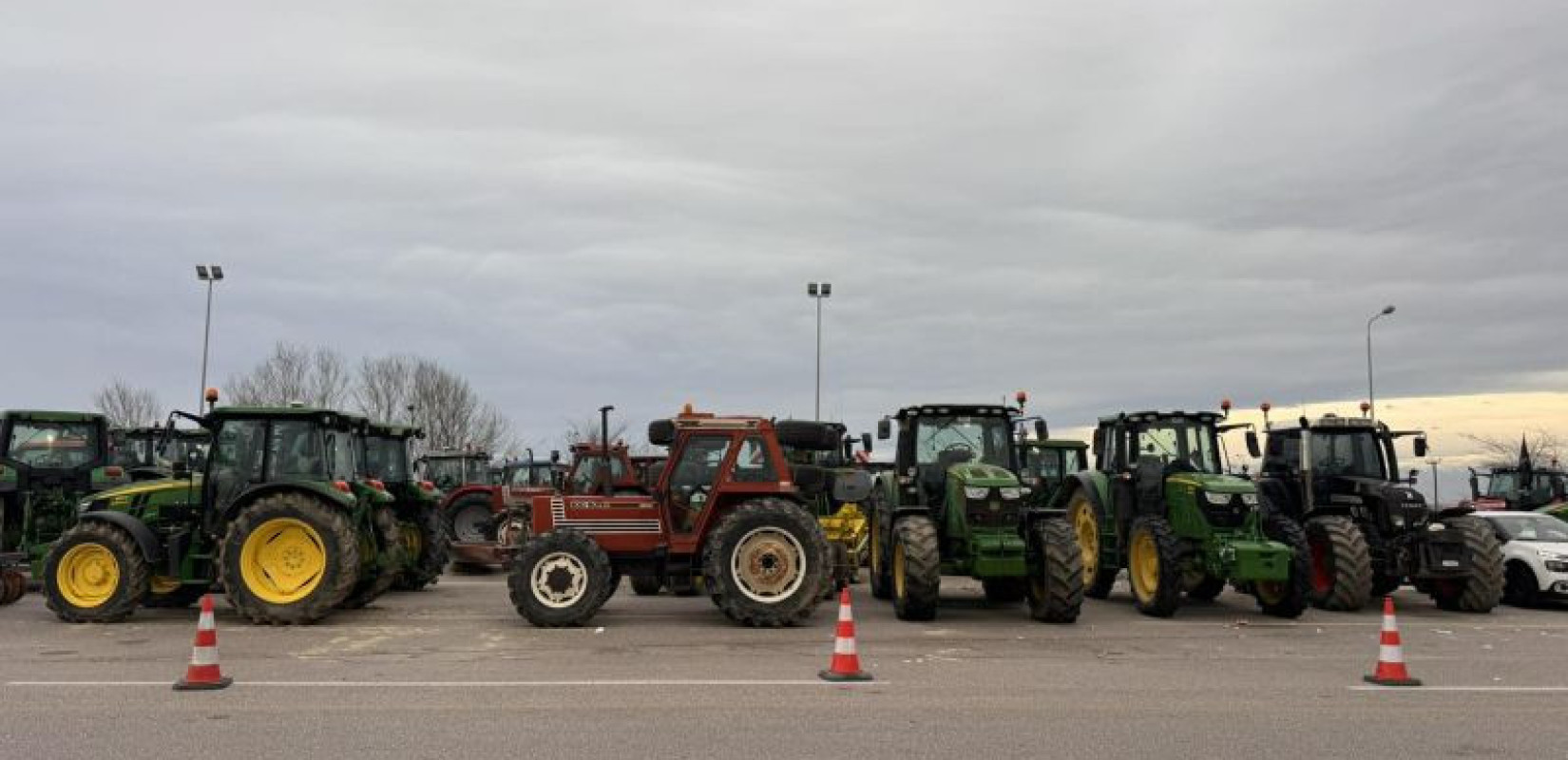 Αγροτικά μπλόκα: Αποσύρονται τα τρακτέρ στην Εθνική Οδό Θεσσαλονίκης - Μουδανιών - Σε φάση αποκλιμάκωσης πανελλαδικά