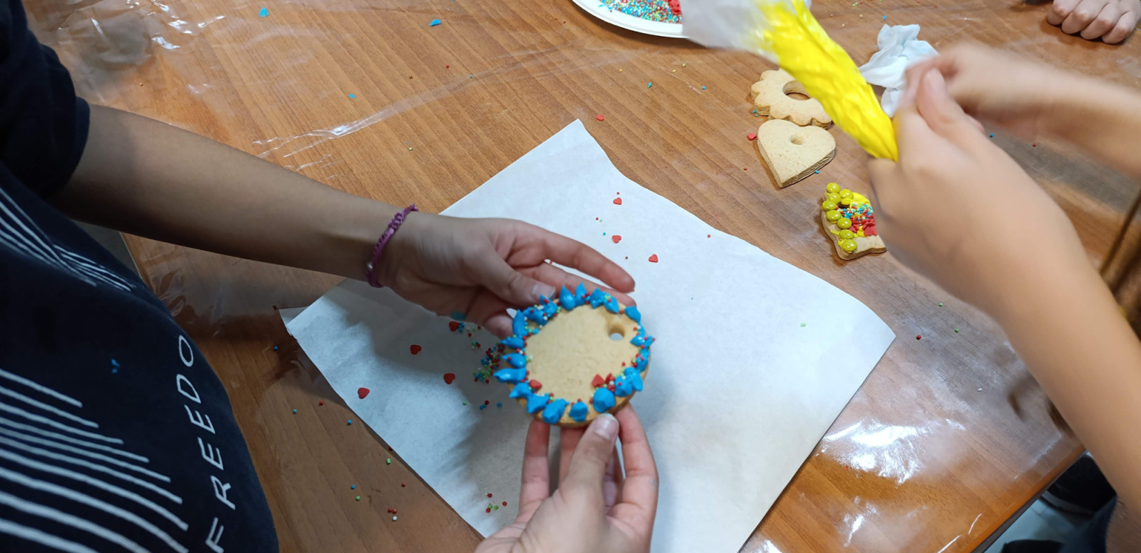 Παιδιά έφτιαξαν χριστουγεννιάτικα γλυκά στη Δημοτική Βιβλιοθήκη Ωραιοκάστρου