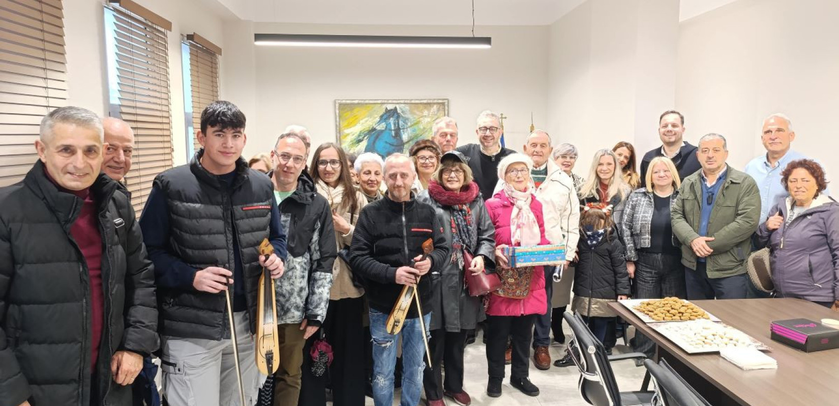 Δήμος Ωραιοκάστρου: Μαθητές, μέλη της ΕΠΩΦ και η Φιλαρμονική Ορχήστρα είπαν τα κάλαντα στον δήμαρχο