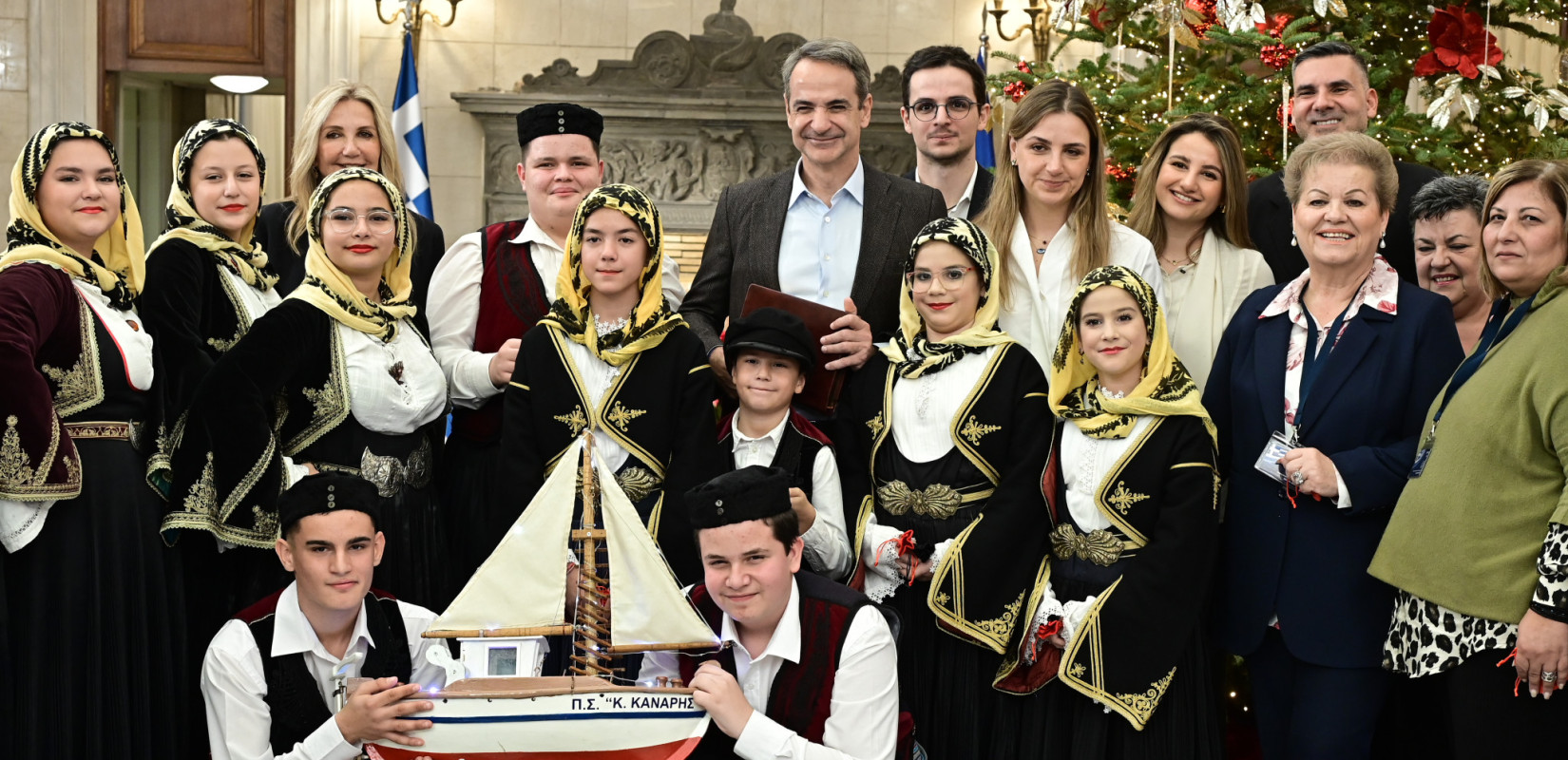 Κ. Μητσοτάκης: Άκουσε τα κάλαντα από μαθητές και τον Πολιτιστικό Σύλλογο Ερέτριας «Κωνσταντίνος Κανάρης» (βίντεο)