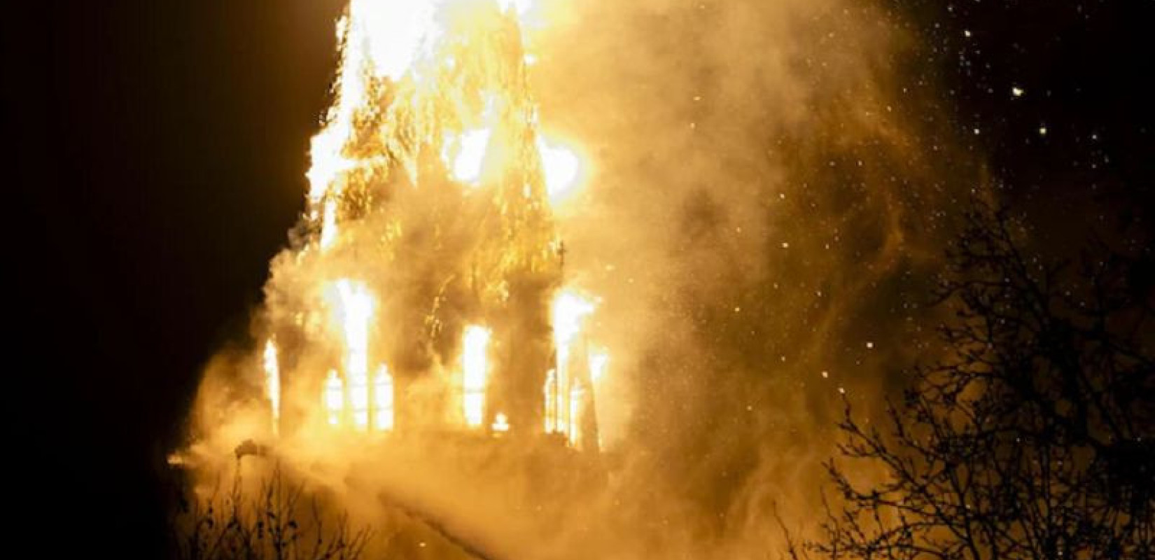 Ολλανδία: Πρωτοχρονιά με νεκρούς, πρωτοφανή βία και πυρκαγιά σε ιστορικό ναό του 19ου αιώνα στο Άμστερνταμ (βίντεο)