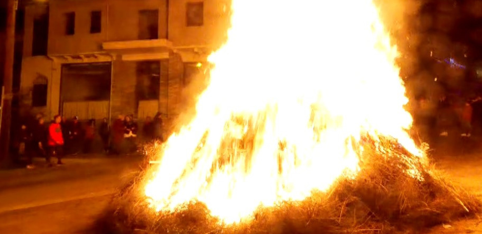 Υποδέχτηκαν τα Χριστούγεννα στη Σιάτιστα: Άναψε η πρώτη εστία φωτιάς - Αναβιώνει το έθιμο της Kλαδαριάς