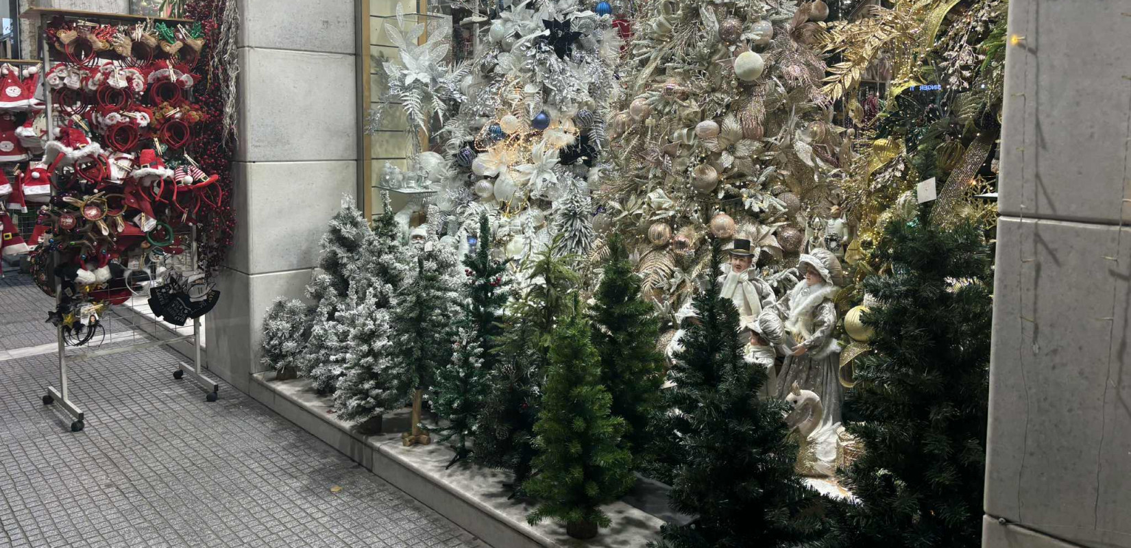 Θεσσαλονίκη: Υπάρχουν οικονομικές επιλογές για τον χριστουγεννιάτικο στολισμό; Οι τιμές σε δέντρο, στολίδια και λαμπάκια