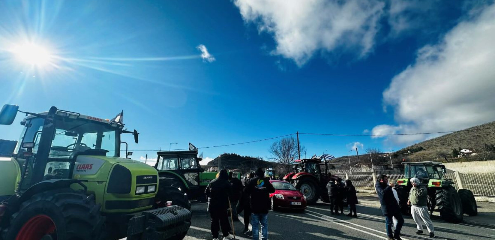 Οι αγρότες απέκλεισαν τον κόμβο της Σιάτιστας