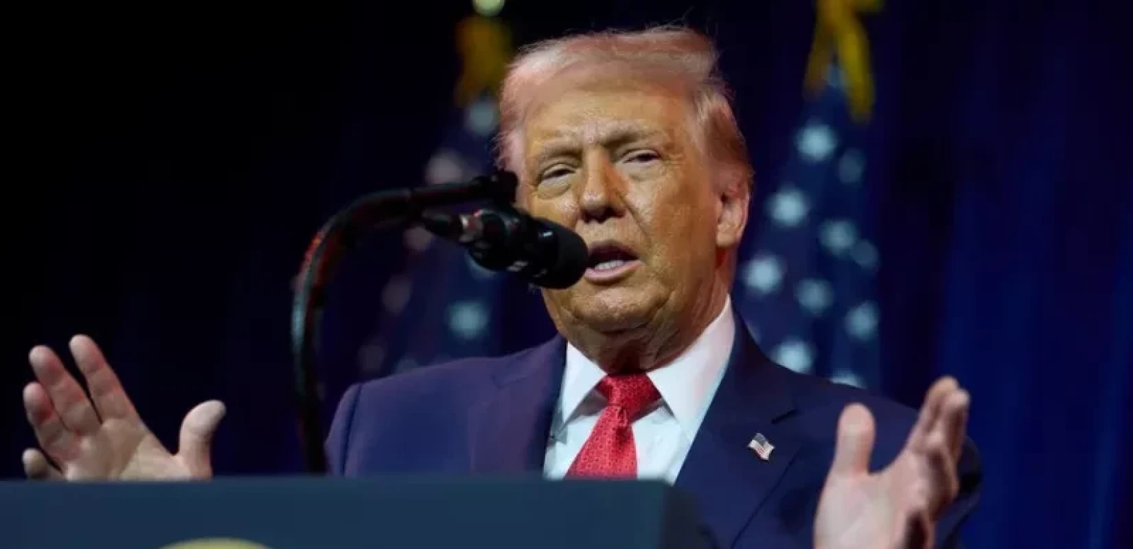 Ο Τραμπ απειλεί τις χώρες που «θα παίξουν» με τη «γελοία απόφαση του Ανωτάτου Δικαστηρίου»