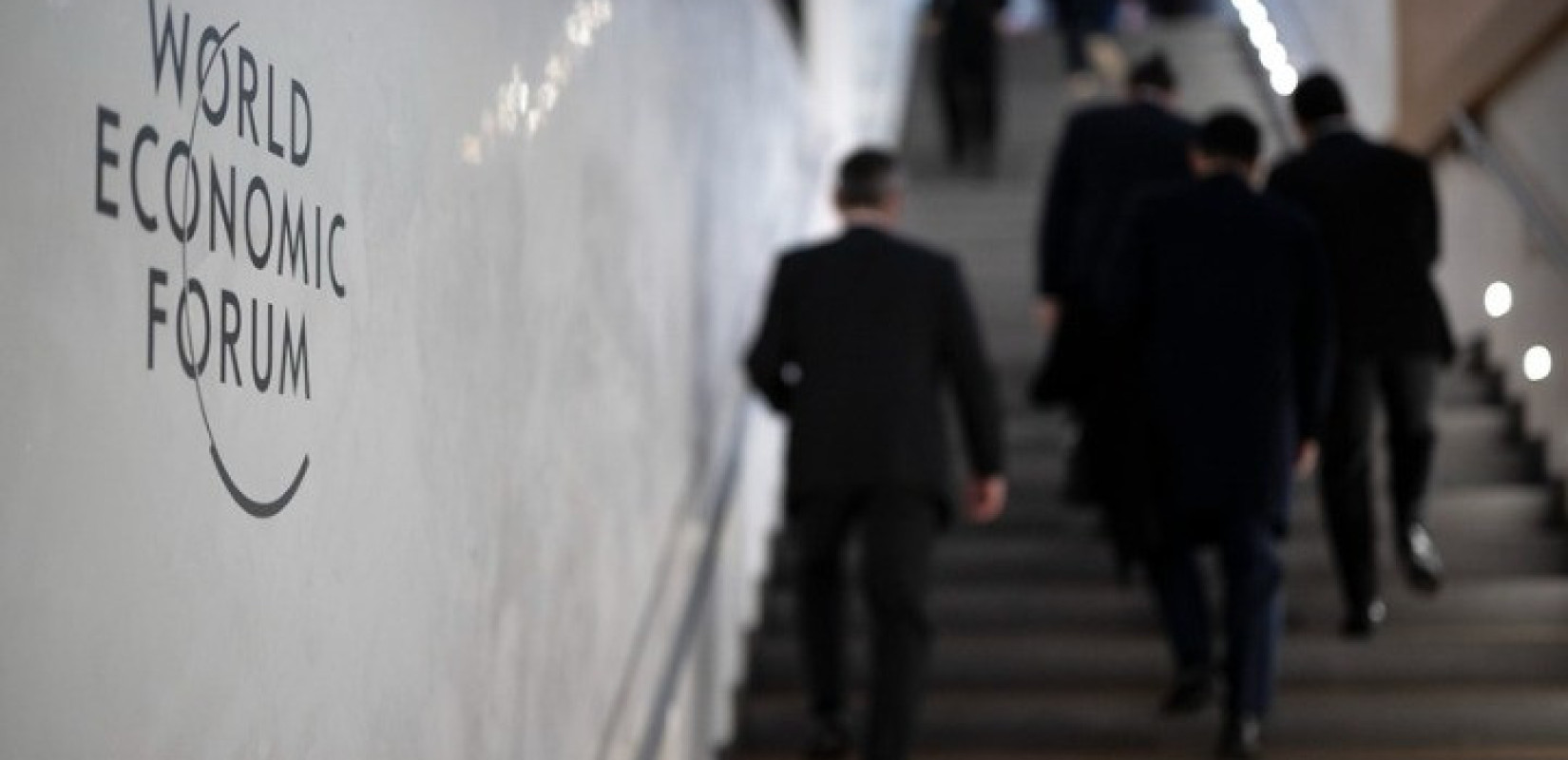 Ελβετία-Νταβός: «Προτιμάμε τον σεβασμό από τους νταήδες», δηλώνει ο Εμανουέλ Μακρόν