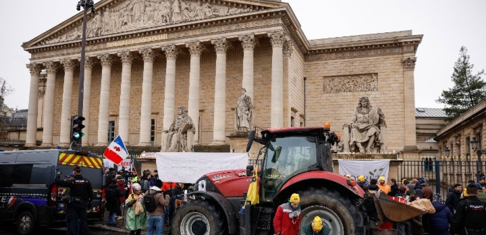 Γαλλία: Αγρότες αποκλείουν δρόμους του Παρισιού, διαμαρτυρόμενοι κατά της εμπορικής συμφωνίας ΕΕ-Mercosur -
