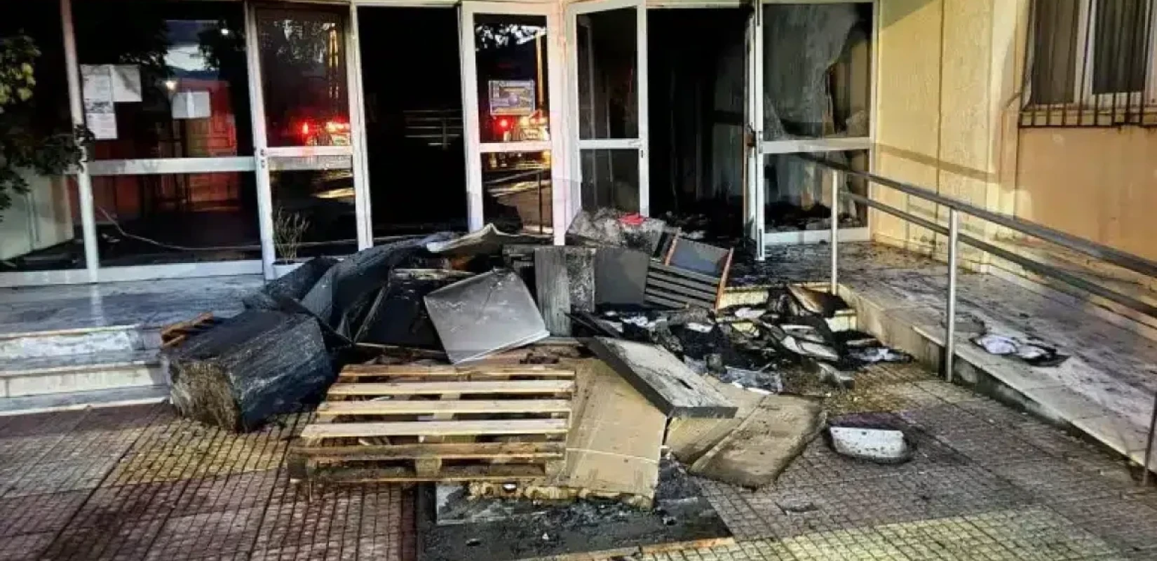 Ιτέα: Μαθητής έβαλε φωτιά και προκάλεσε φθορές σε δύο σχολεία για να αποφύγει την σύλληψη